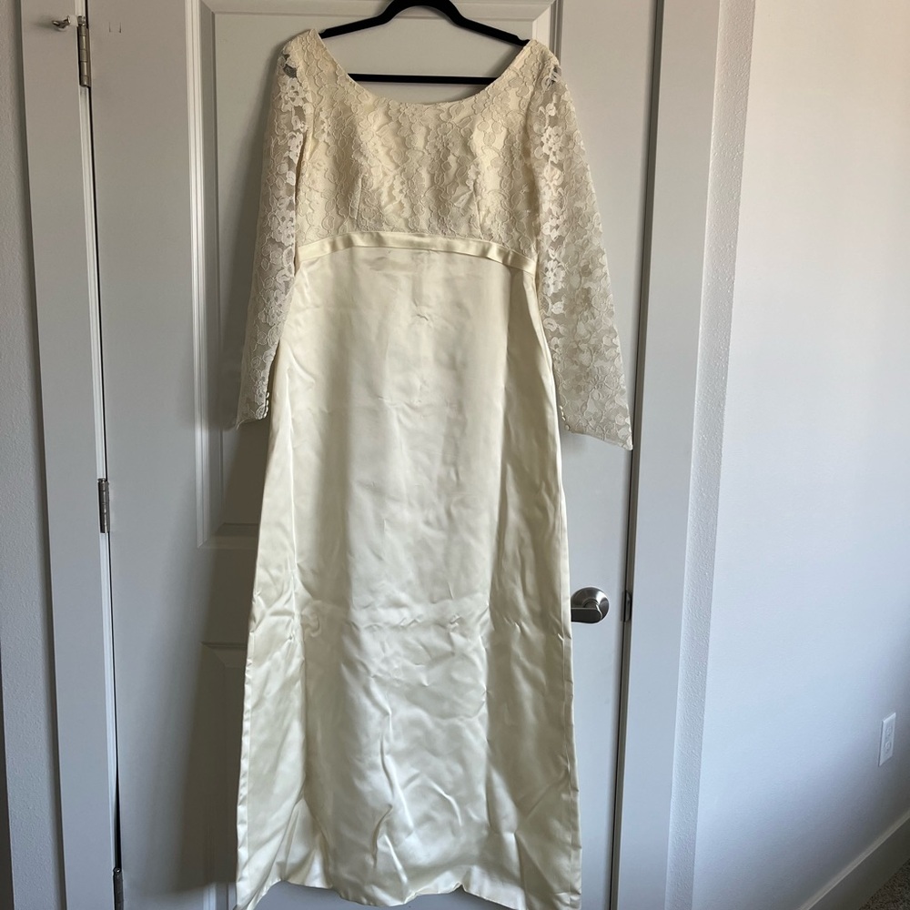 VINTAGE Elegant Cream Lace Bodice Wedding Dress